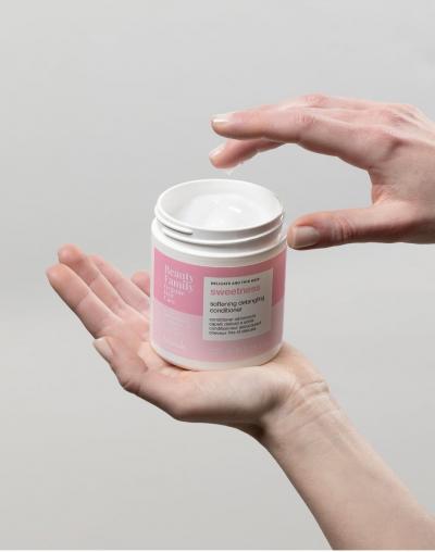 𝐒𝐨𝐟𝐭𝐞𝐧𝐢𝐧𝐠 𝐃𝐞𝐭𝐚𝐧𝐠𝐥𝐢𝐧𝐠 𝐂𝐨𝐧𝐝𝐢𝐭𝐢𝐨𝐧𝐞𝐫, crema leggera e soffice